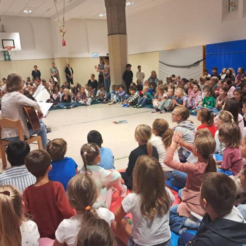 Foto von der gemeinsamen Feier zu Schulbeginn
