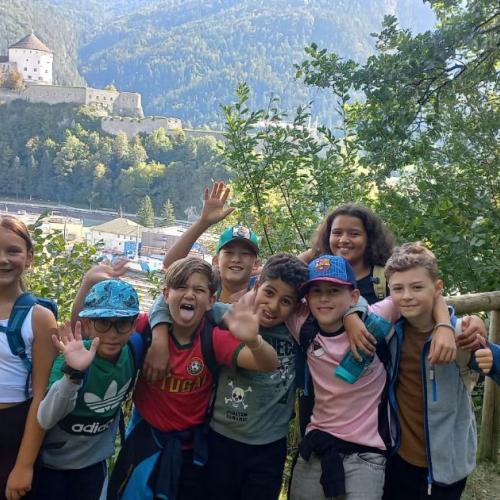 Bild von Kindern mit Blick auf die Festung Kufstein