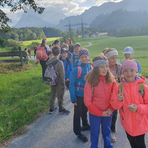 Bild von Kindern beim Wandern