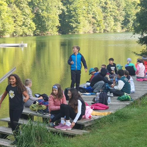 Bild von Kindern an einem See