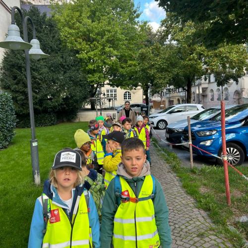 Bild von Kindern vor der Schule