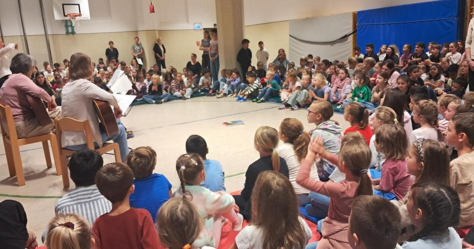 Foto von der gemeinsamen Feier zu Schulbeginn
